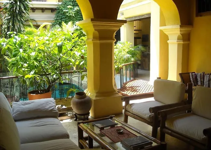 Charming Colonial Home With Pool, Walled City