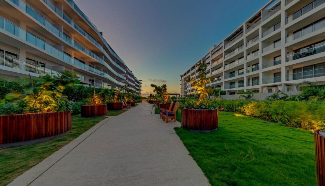Apartment Seaside Retreat: Beachfront Comfort Near Historic Center *