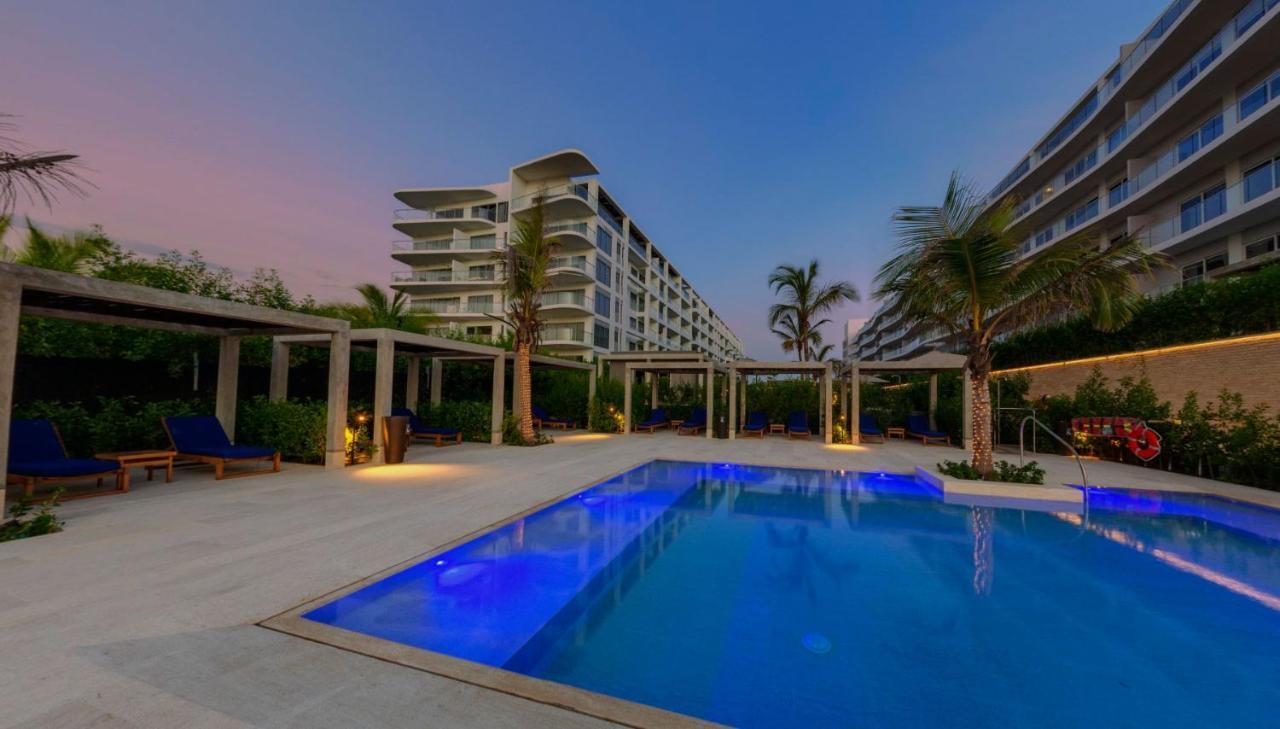Apartment Seaside Retreat: Beachfront Comfort Near Historic Center *