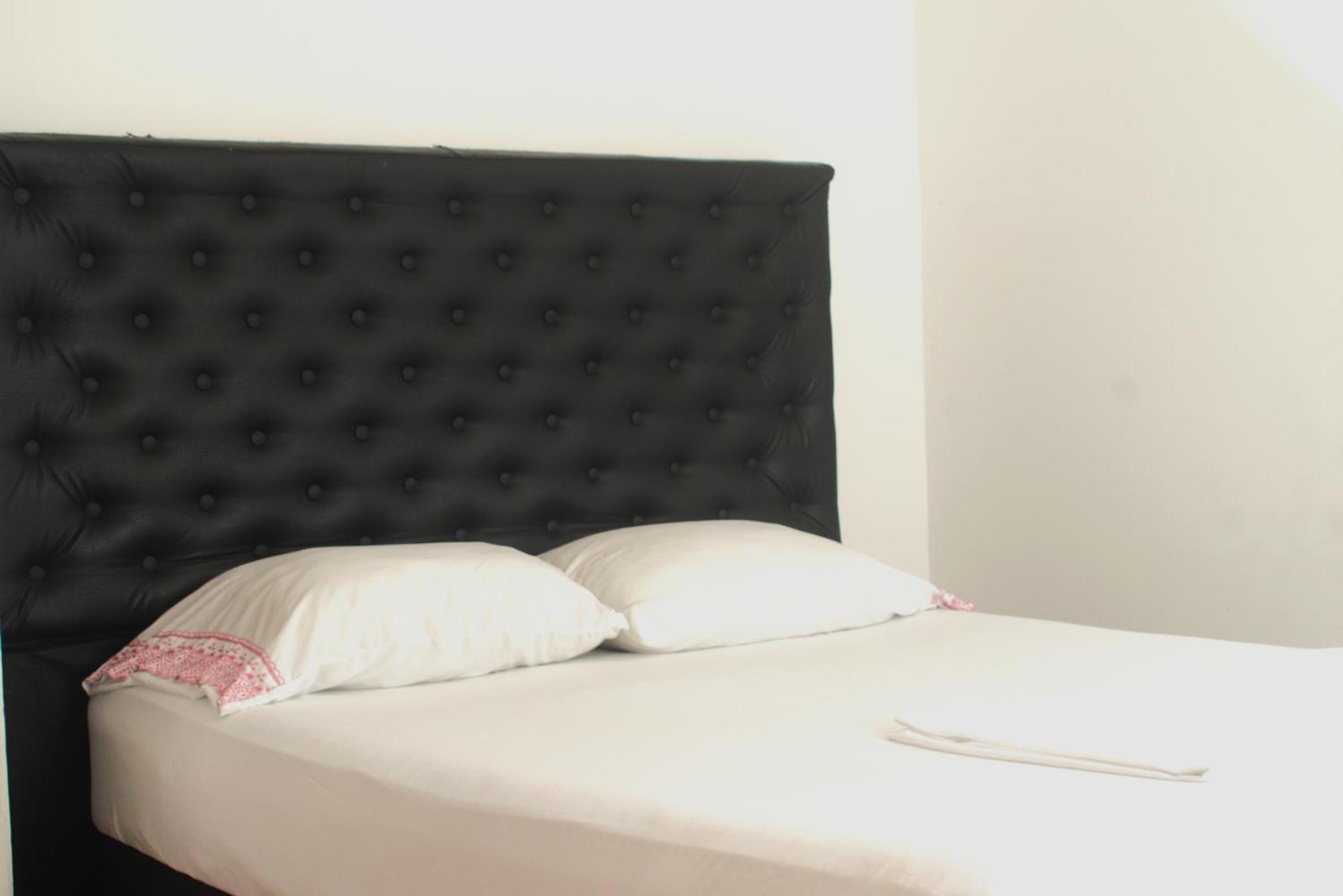 Albergue Hosting And Travel Services 420 *