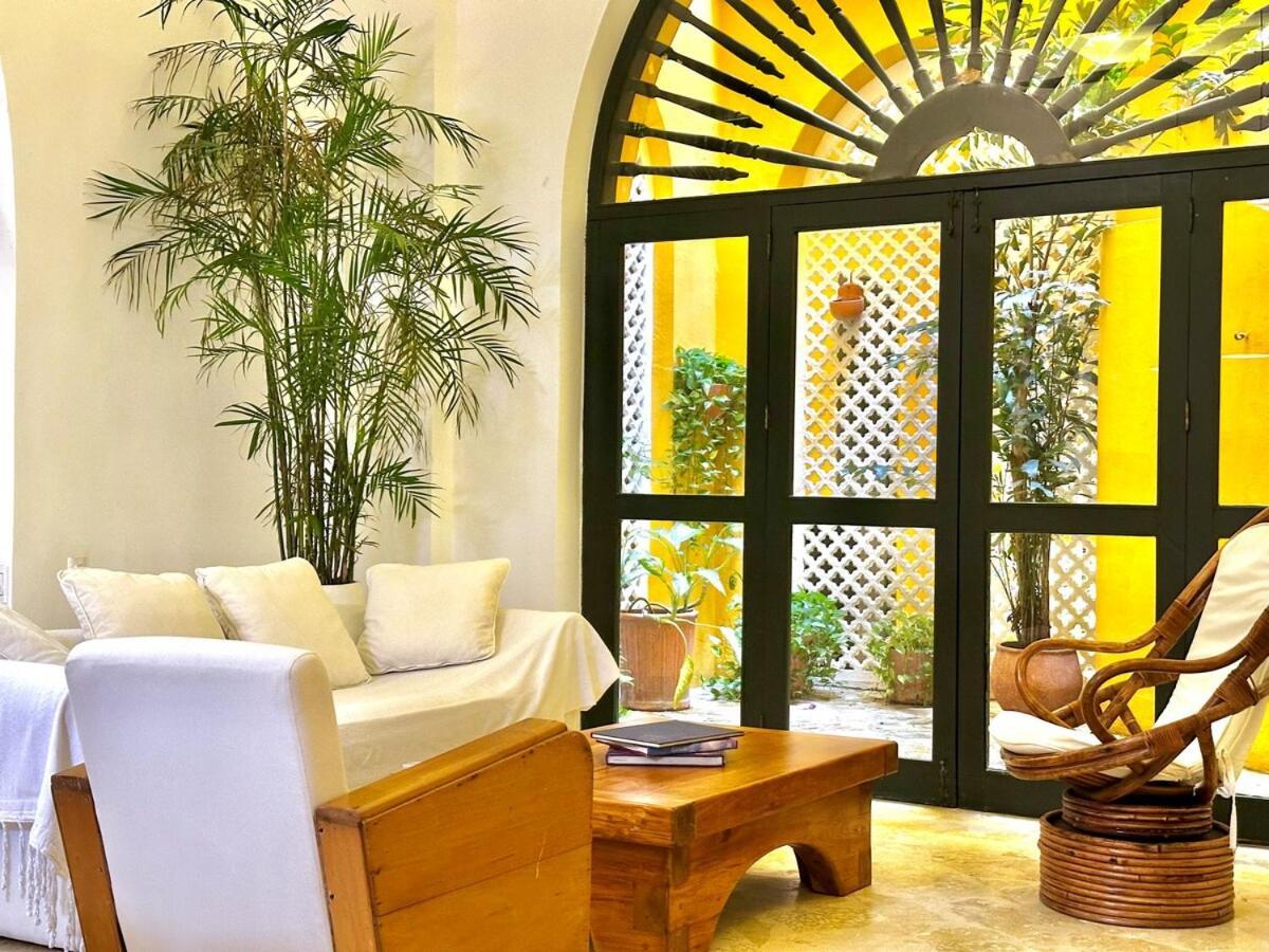 Walled 2 Private Patios, Rooftop With Pool Apartment *
