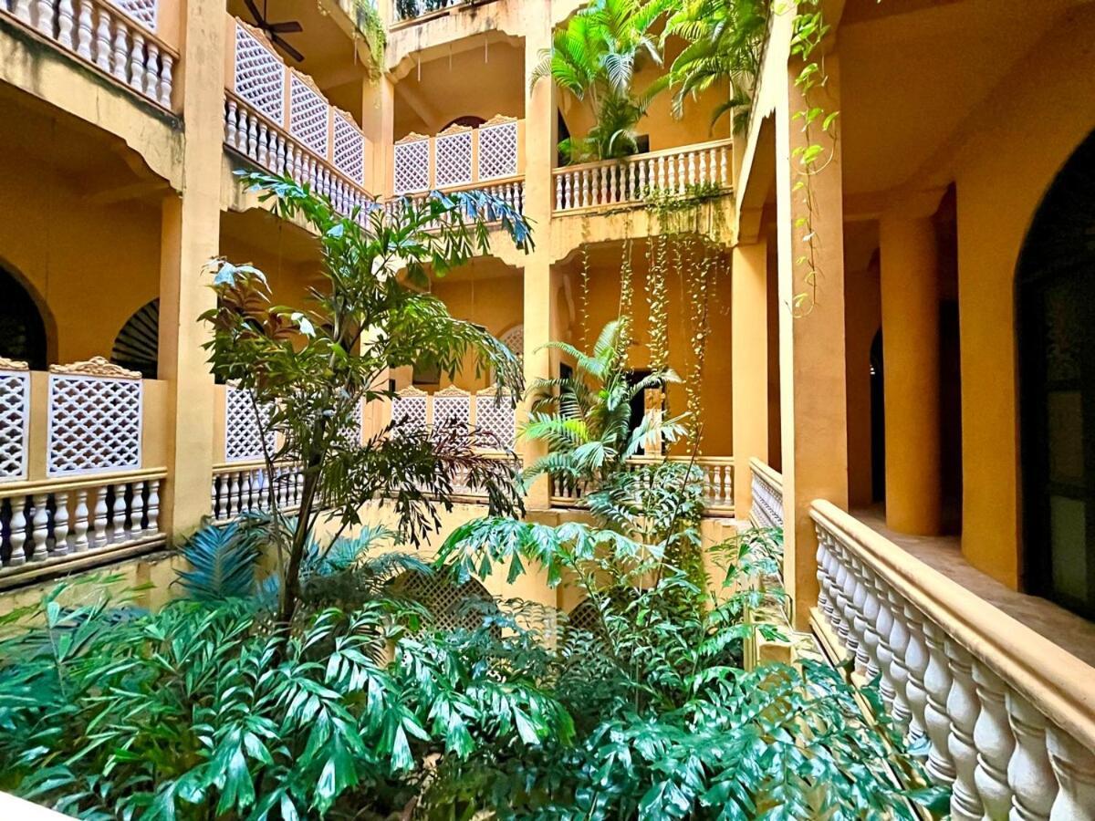 Walled 2 Private Patios, Rooftop With Pool Apartment *