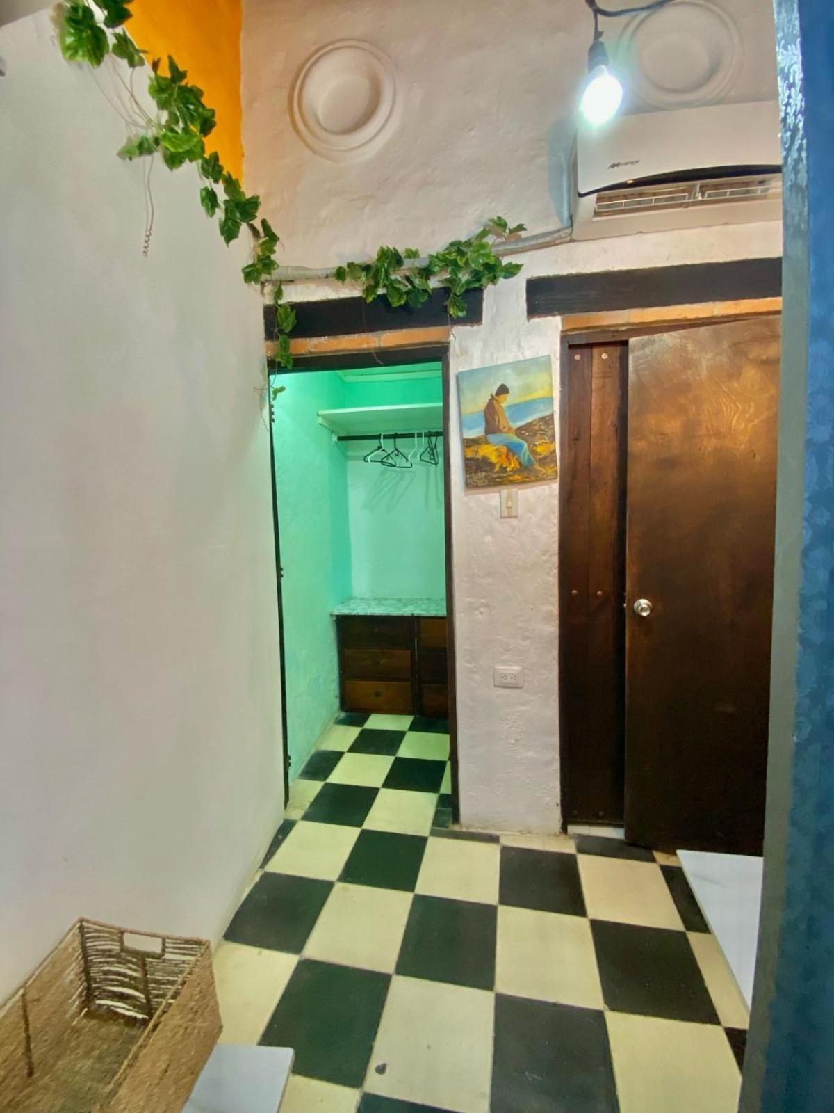 La Antigua Capsula Hostel *
