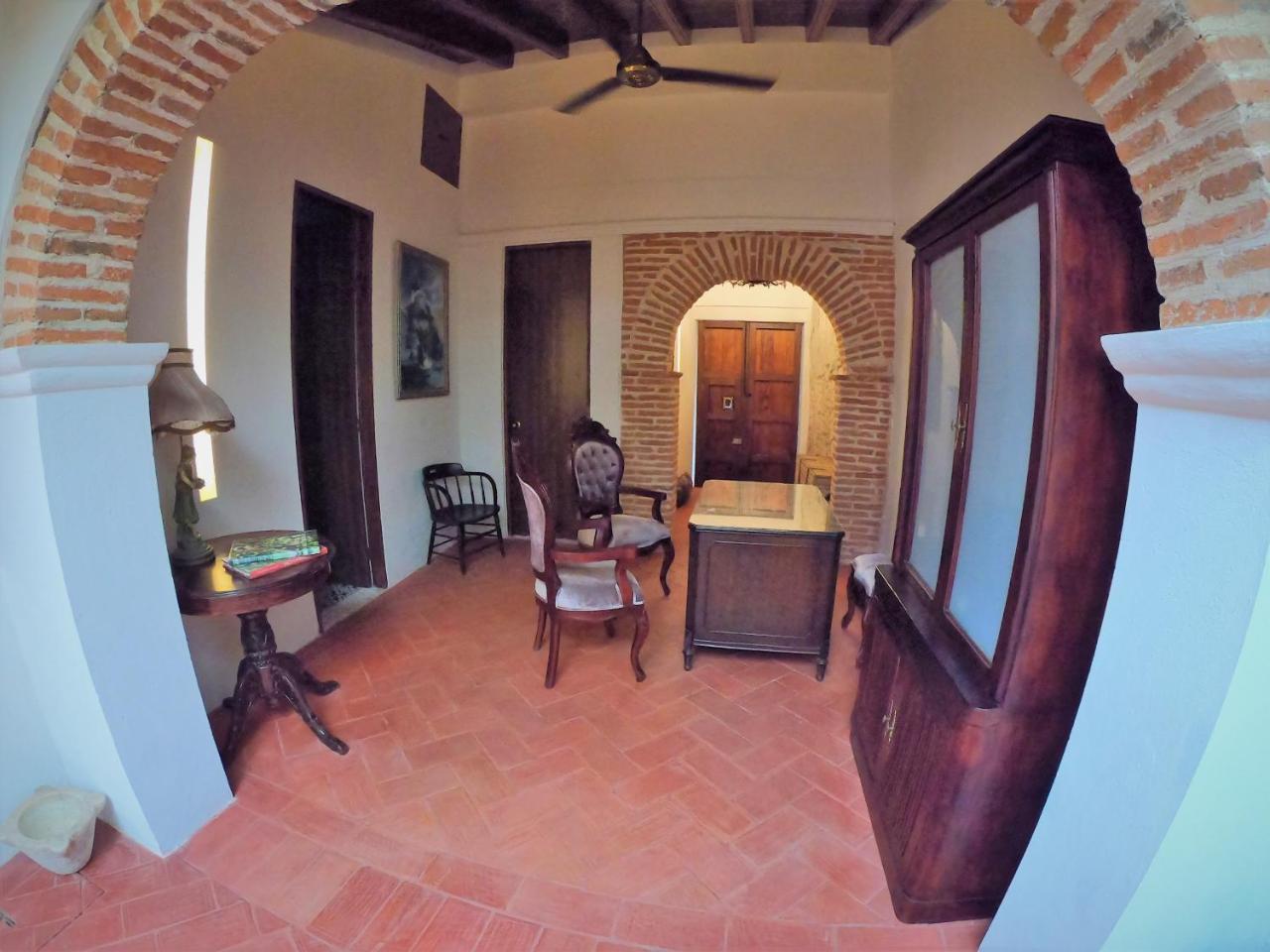 Acomodação com café da manhã  Columbus House 2*