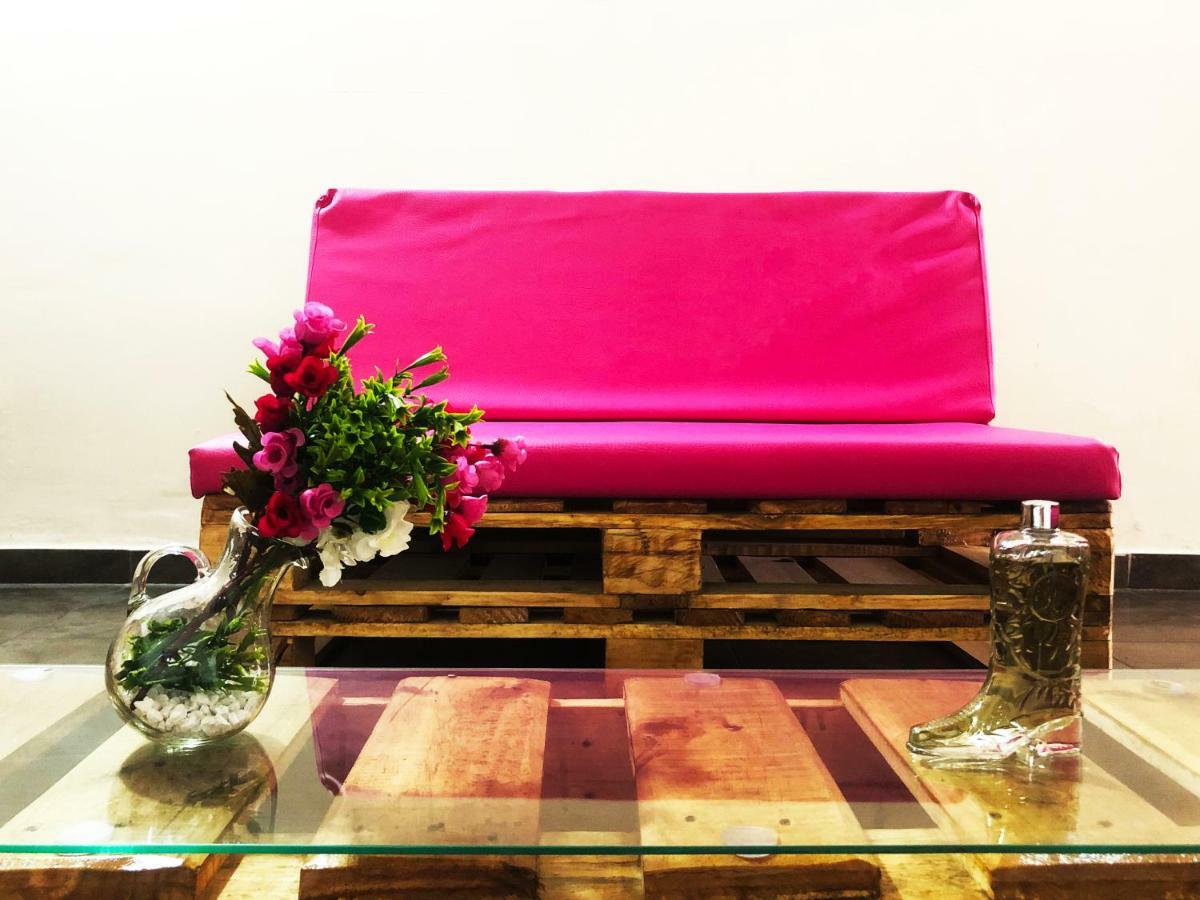 La Vie En Rose Hostal *