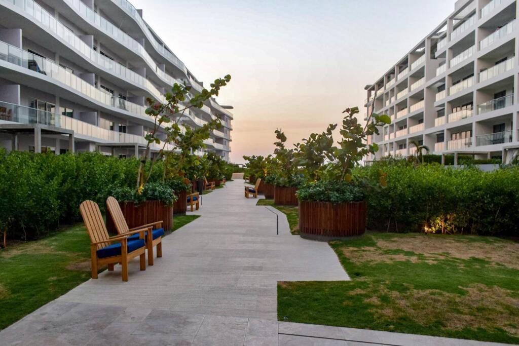 Seaside Retreat: Beachfront Comfort Near Historic Center Apartment