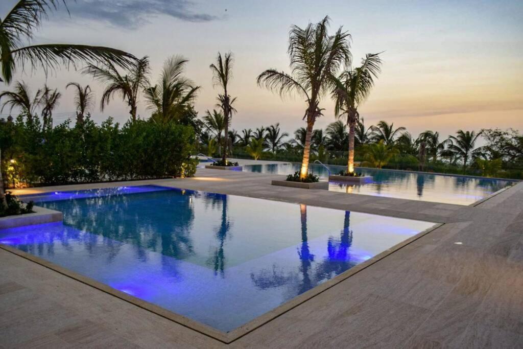 Seaside Retreat: Beachfront Comfort Near Historic Center Apartment Cartagena