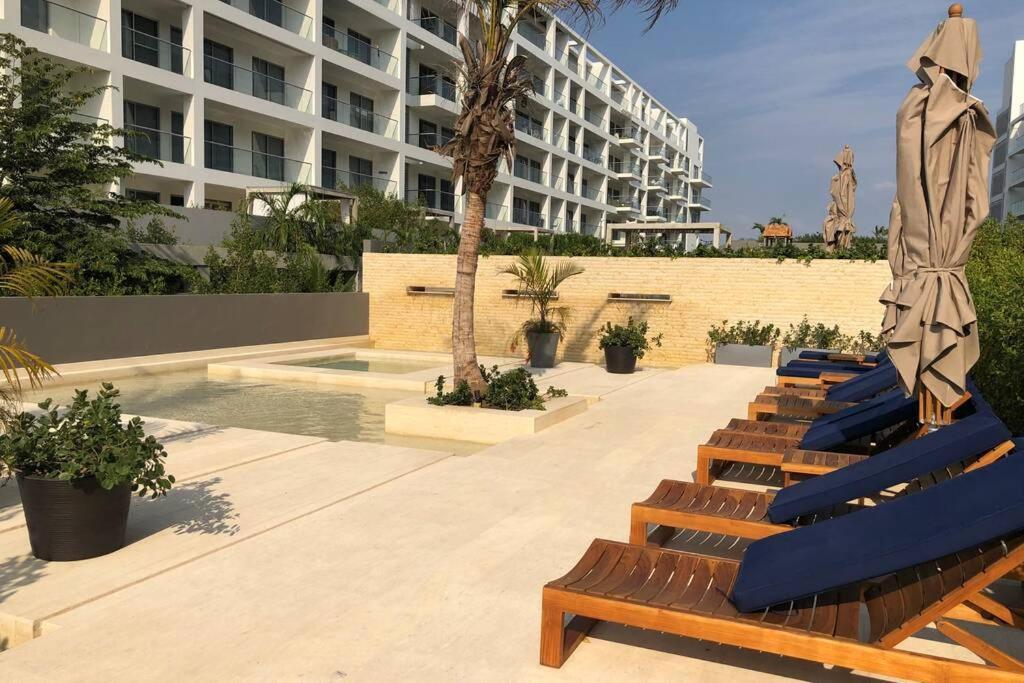 Seaside Retreat: Beachfront Comfort Near Historic Center Apartment Cartagena
