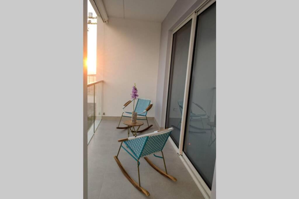 Apartment Seaside Retreat: Beachfront Comfort Near Historic Center *