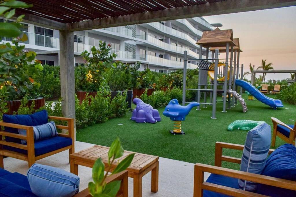 Apartment Seaside Retreat: Beachfront Comfort Near Historic Center
