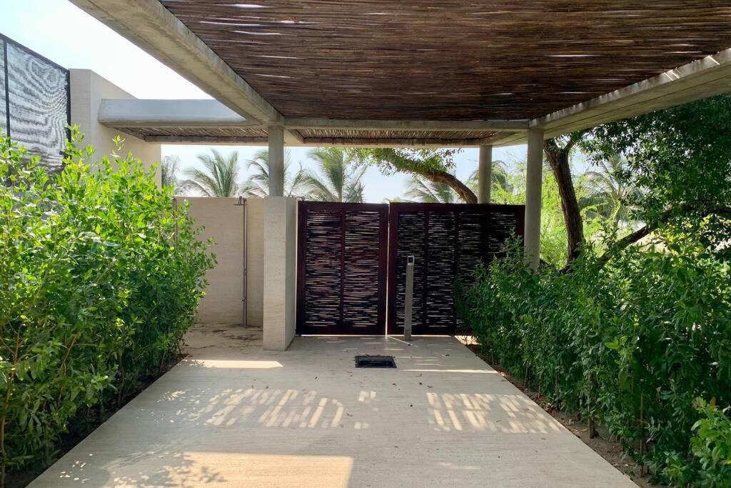 Seaside Retreat: Beachfront Comfort Near Historic Center Cartagena