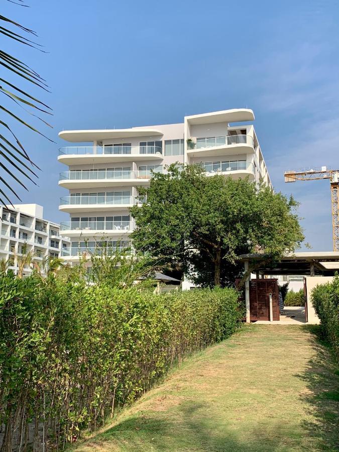 Apartment Seaside Retreat: Beachfront Comfort Near Historic Center