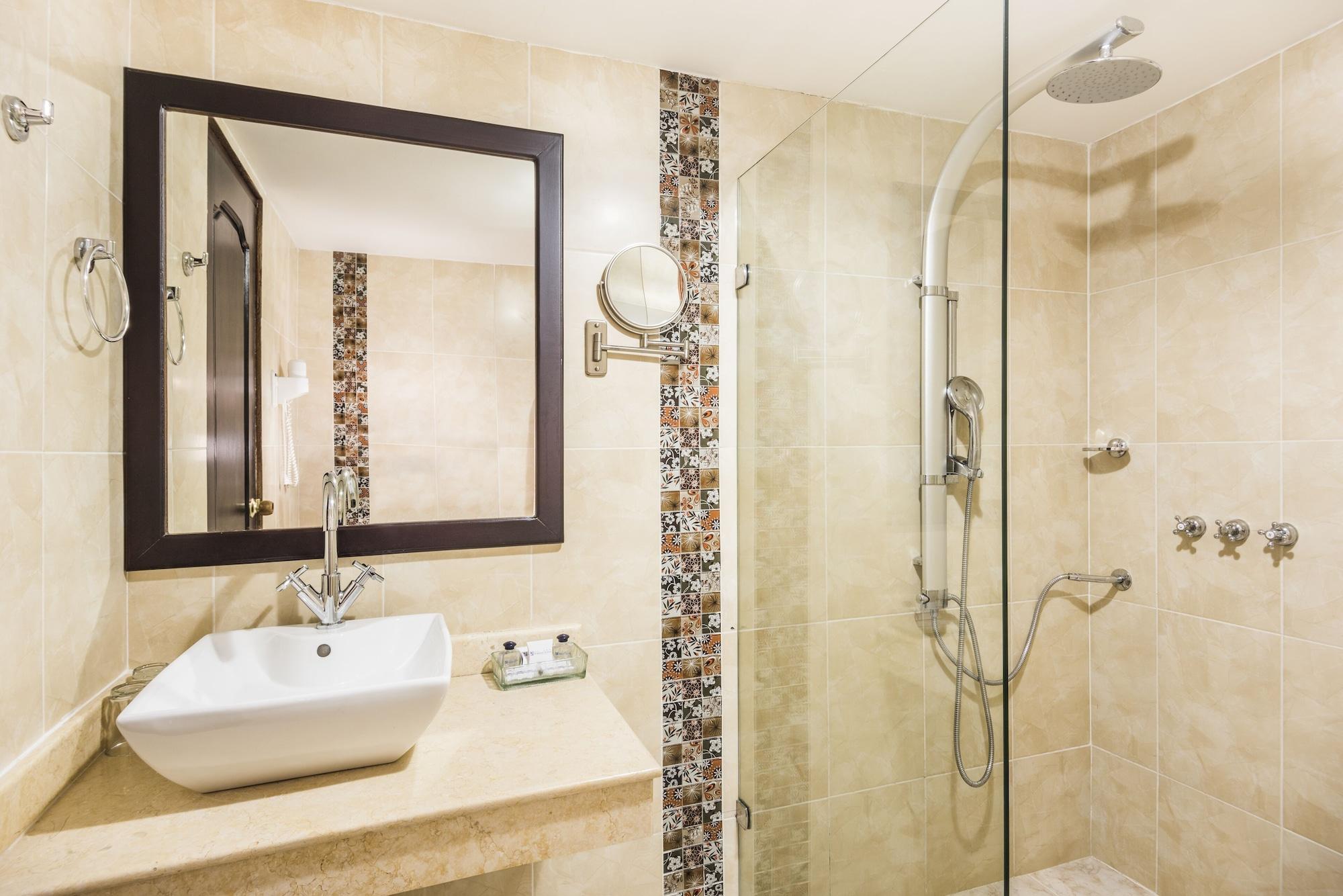 Dorado Plaza Calle Del Arsenal 3*