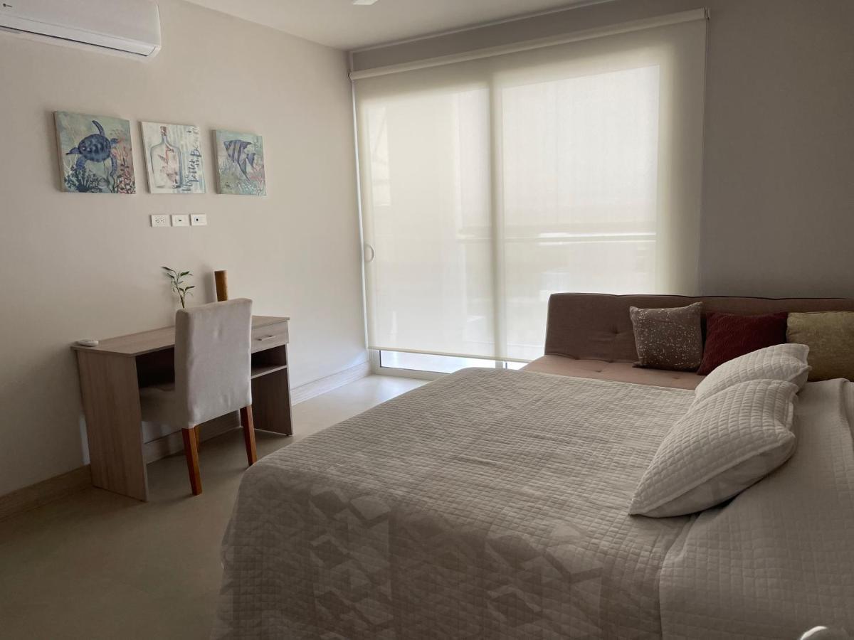 Seaside Retreat: Beachfront Comfort Near Historic Center Cartagena