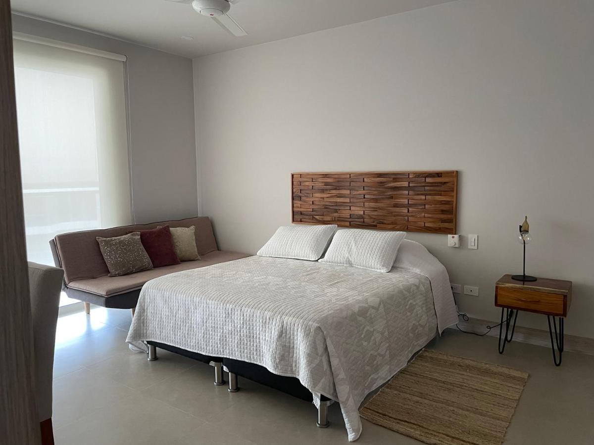 Seaside Retreat: Beachfront Comfort Near Historic Center Apartment Cartagena