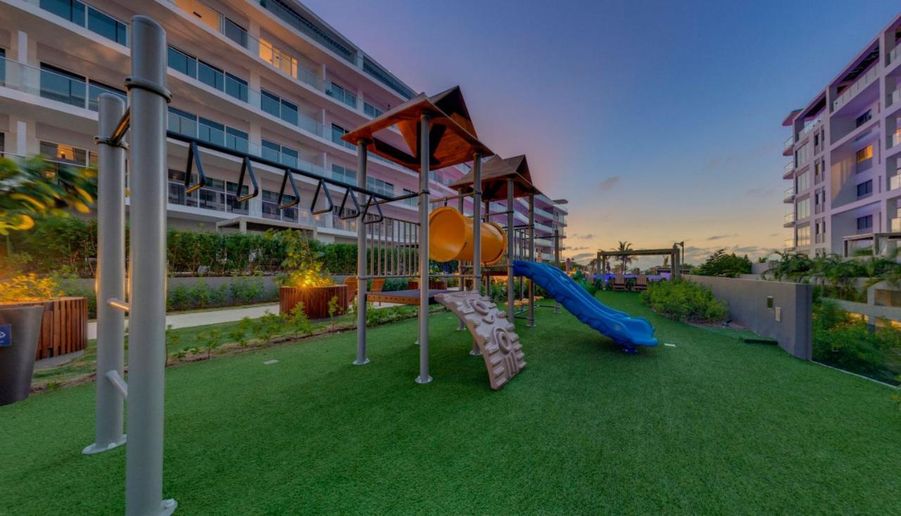 Apartment Seaside Retreat: Beachfront Comfort Near Historic Center