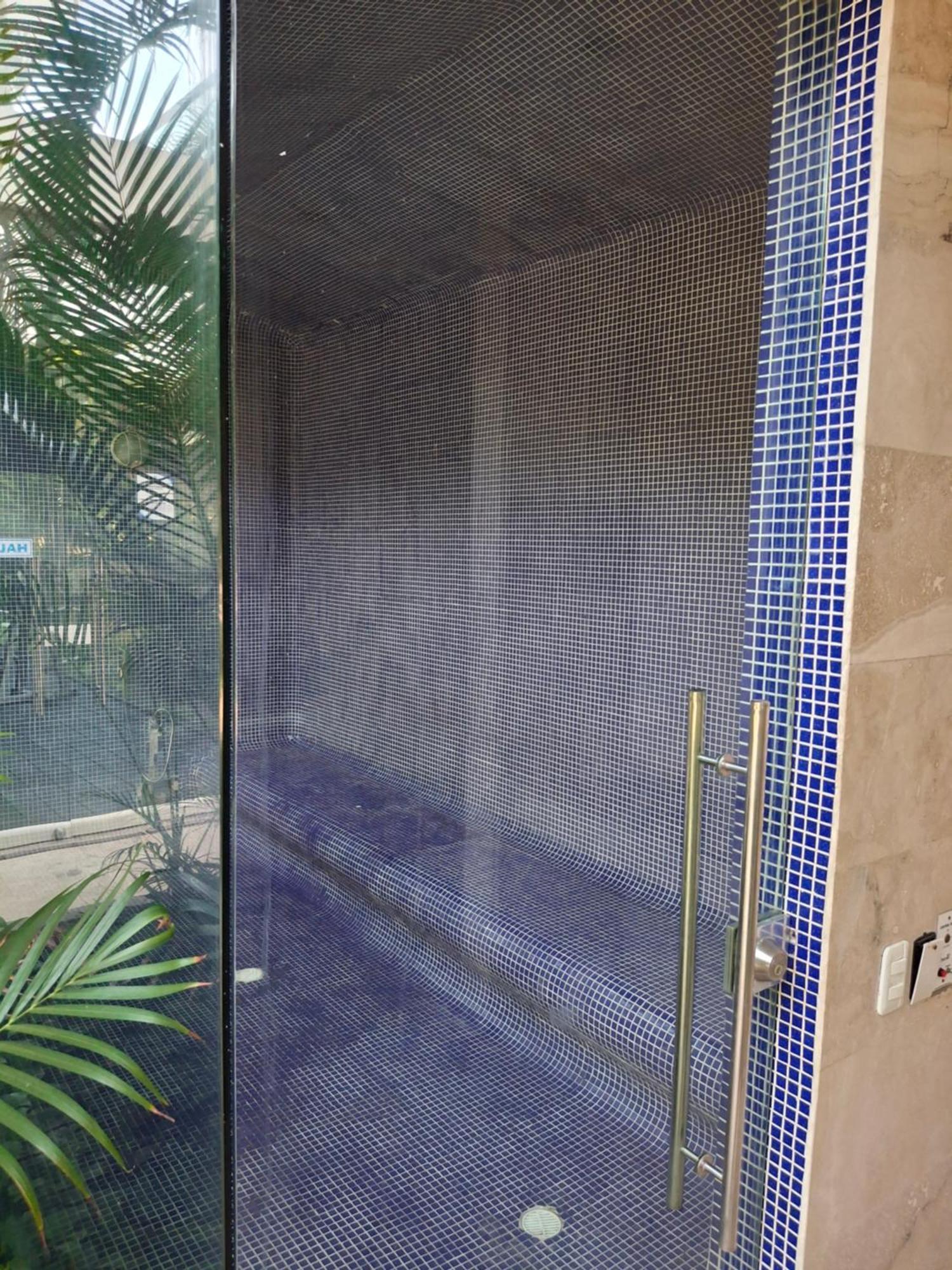 - 1400 Sq. Ft. Apartamento