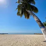 CAMATAJUA BARÚ HOUSE, casa con playa en Isla Barú