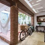 Charming Old City Loft With Jacuzzi!