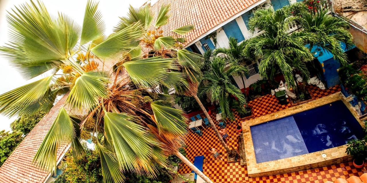Media Luna Hostal *