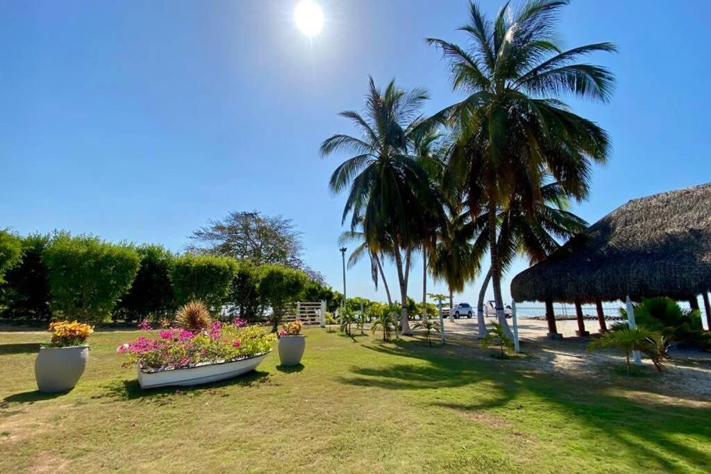 CAMATAJUA BARÚ HOUSE, casa con playa en Isla Barú Cartagena