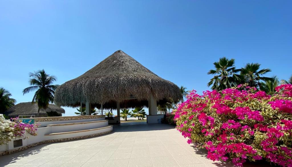 CAMATAJUA BARÚ HOUSE, casa con playa en Isla Barú Cartagena