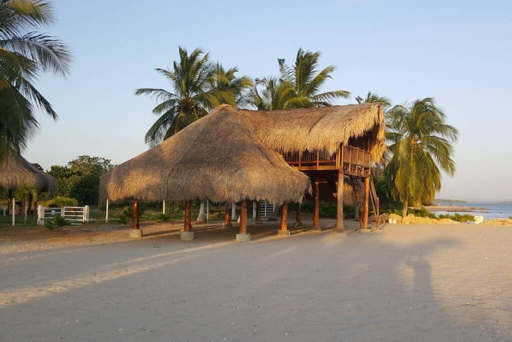 CAMATAJUA BARÚ HOUSE, casa con playa en Isla Barú Cartagena