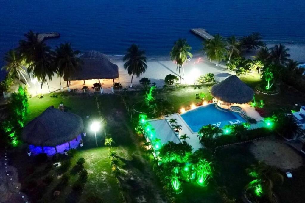 CAMATAJUA BARÚ HOUSE, casa con playa en Isla Barú