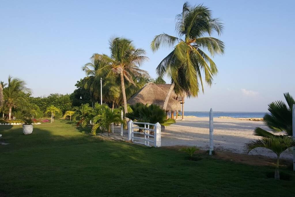 CAMATAJUA BARÚ HOUSE, casa con playa en Isla Barú Cartagena