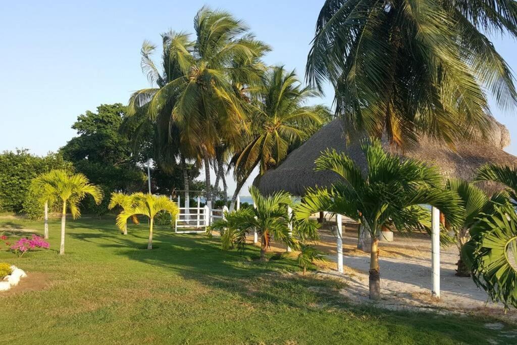 CAMATAJUA BARÚ HOUSE, casa con playa en Isla Barú Cartagena