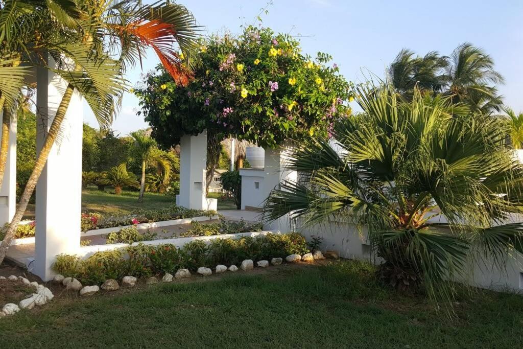 Villa CAMATAJUA BARÚ HOUSE, casa con playa en Isla Barú Cartagena