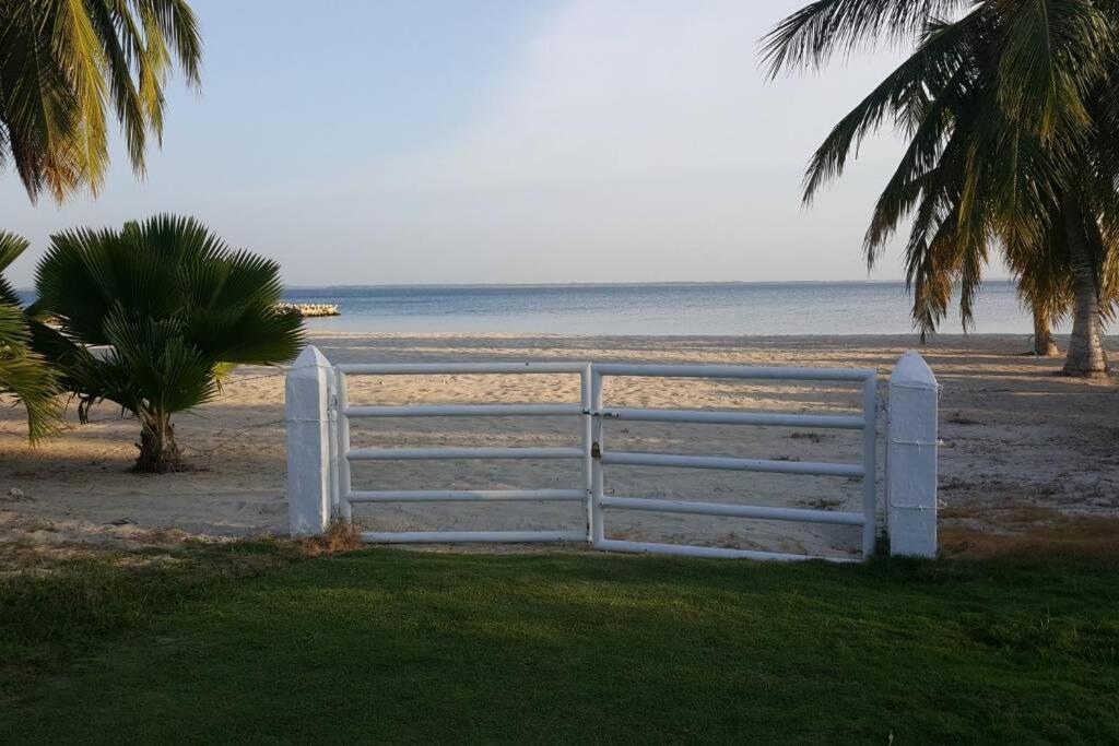 CAMATAJUA BARÚ HOUSE, casa con playa en Isla Barú * Cartagena