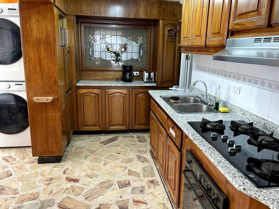 Apartment Amazing 3br Penthouse, Full Kitchen, Pool, Bar, Dedicated Workspace *