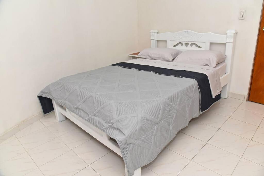 Modern 2br Walking Distance From Airport Apartment *