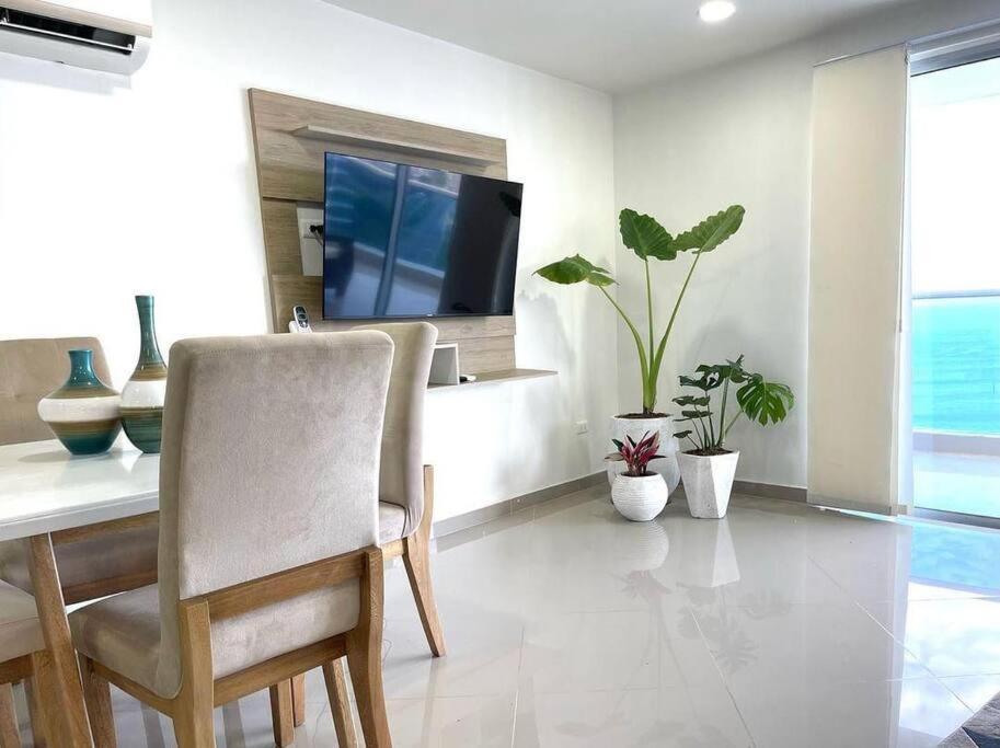 Apartment Beachfront Bliss, Your Ocean Escape *