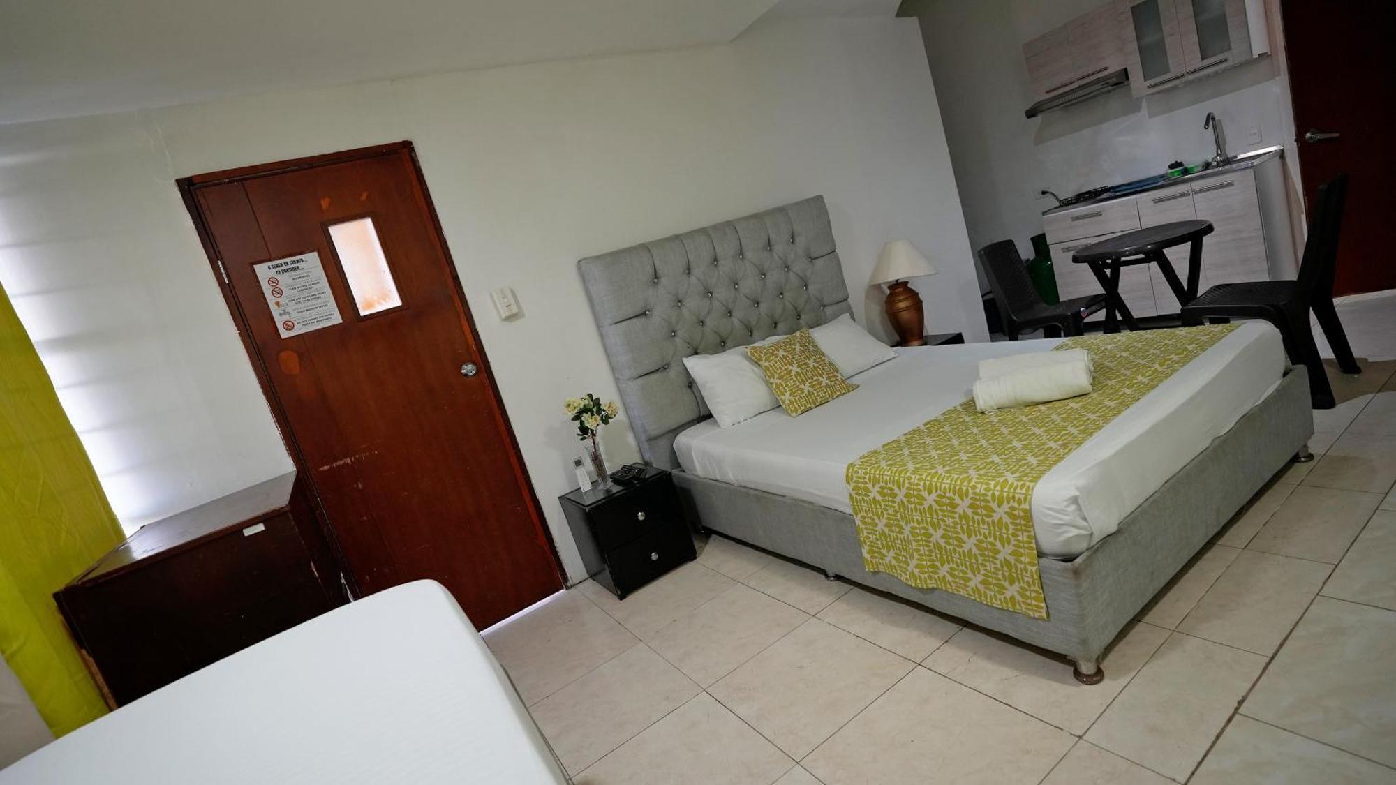 Estudio Con Entrada Independiente Laguito 1 *