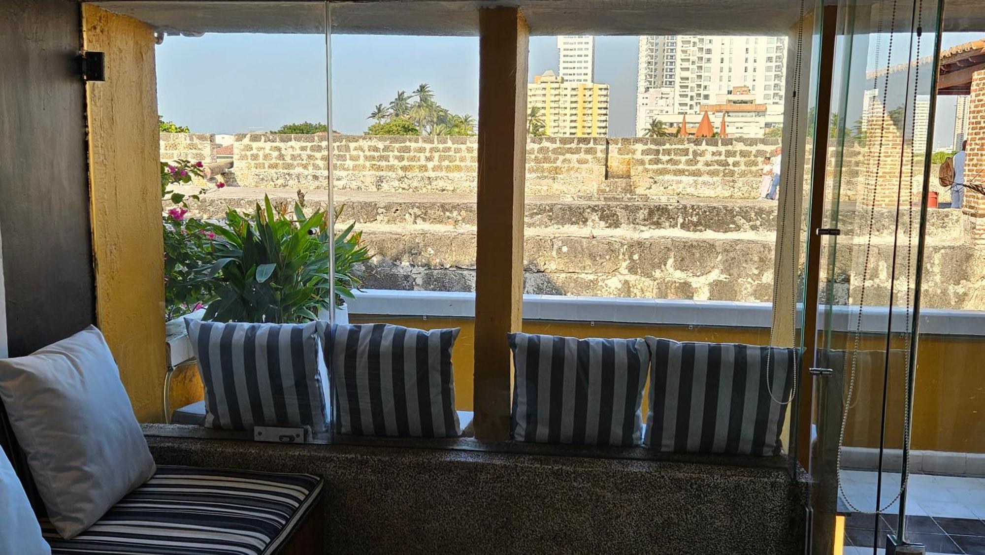 Apartamento Duplex Vista Al Mar Y Murallas Nuevo En La Ciudad Amurallada Apartment *