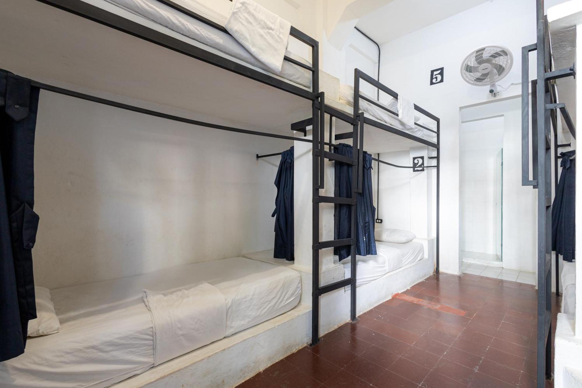 Media Luna Hostal *
