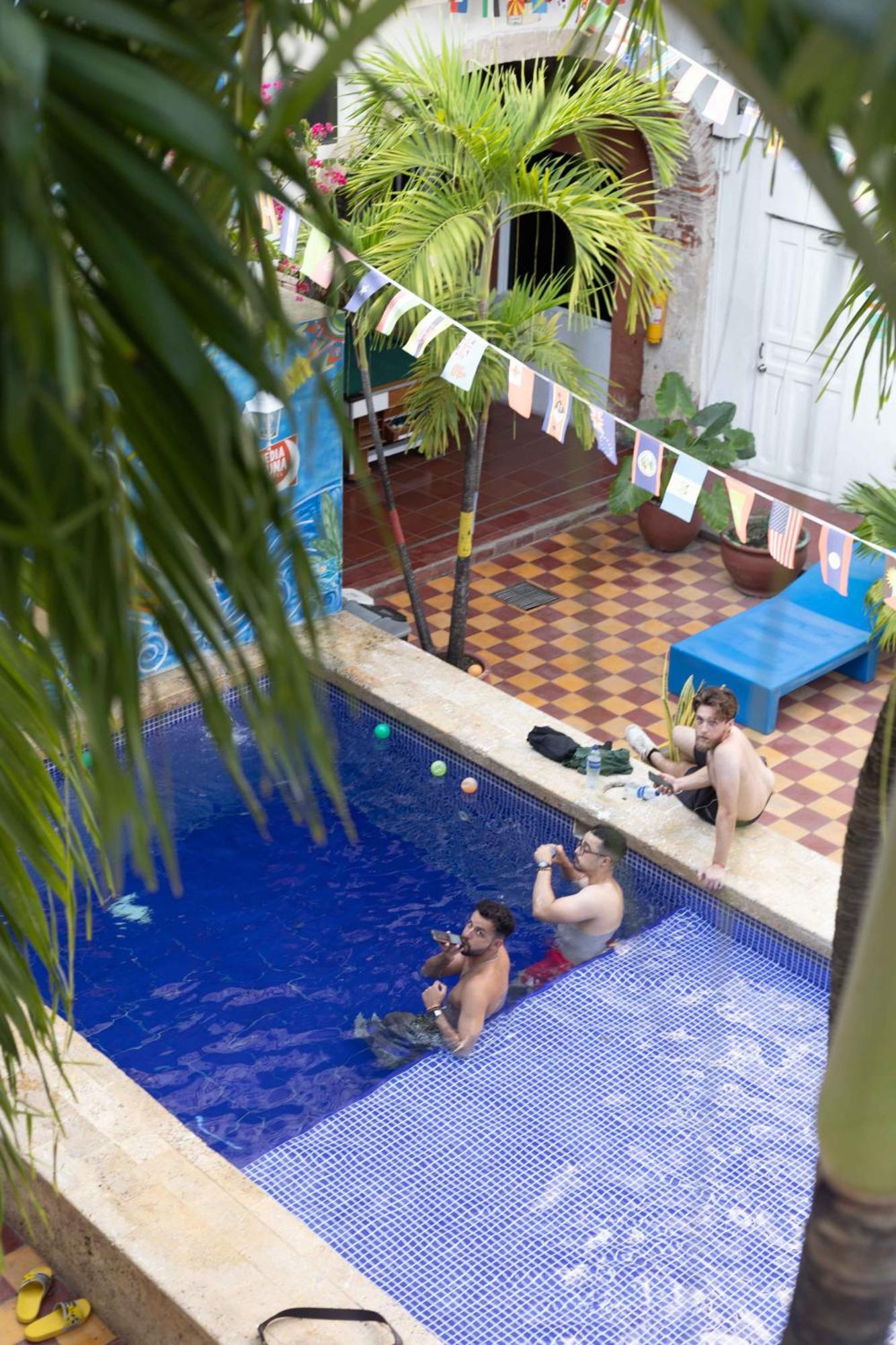 Media Luna Hostal *