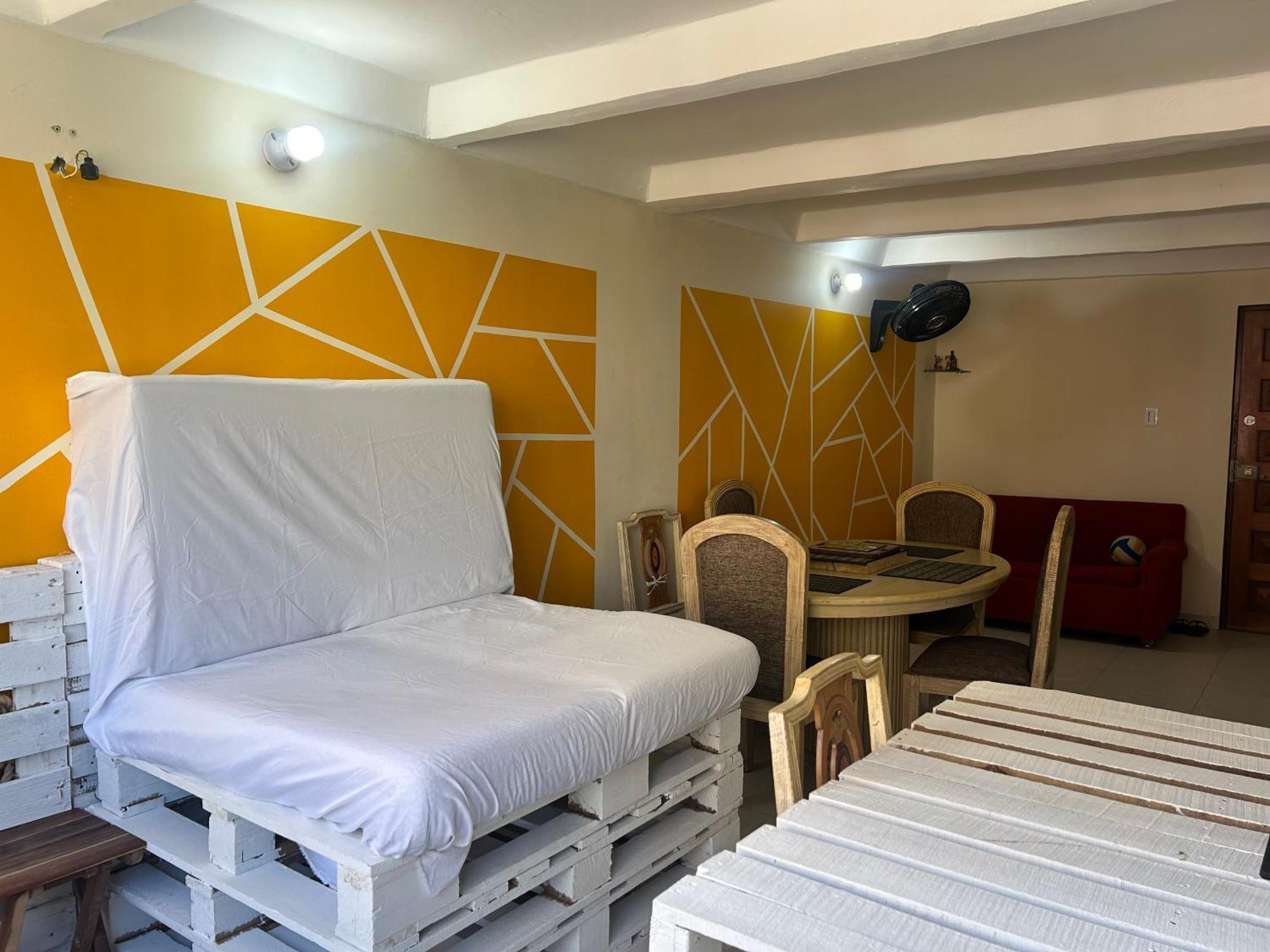 Garden Serenity Bunk With Private Bath Near Airport Homestay Cartagena