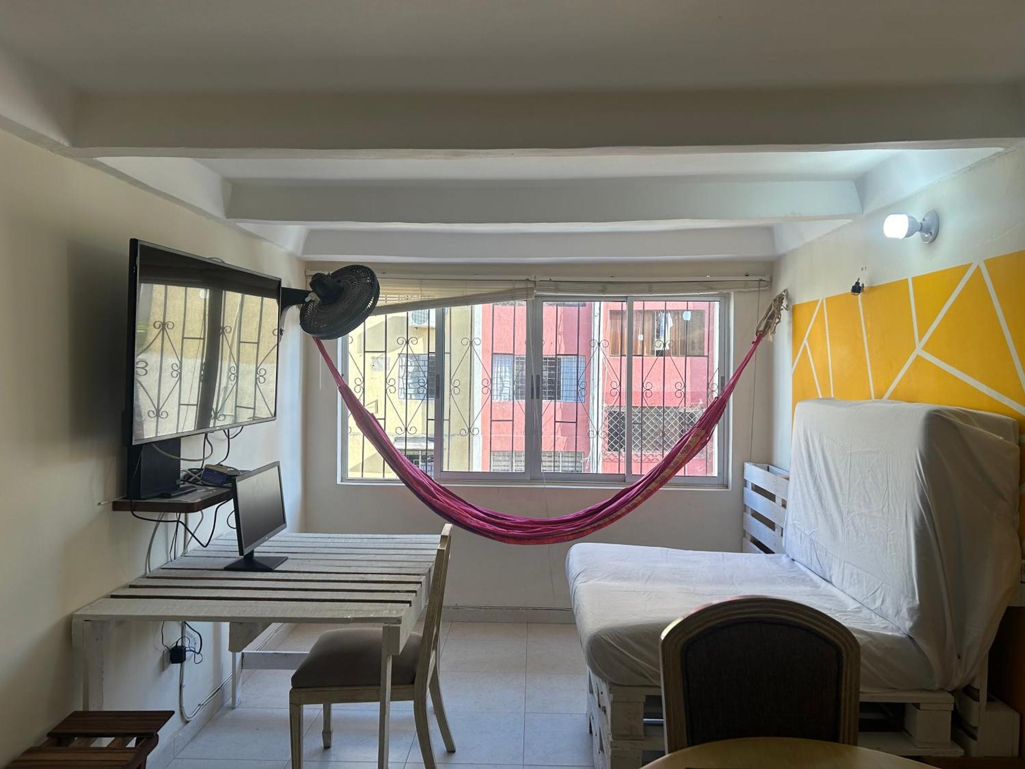 Garden Serenity Bunk With Private Bath Near Airport Homestay *