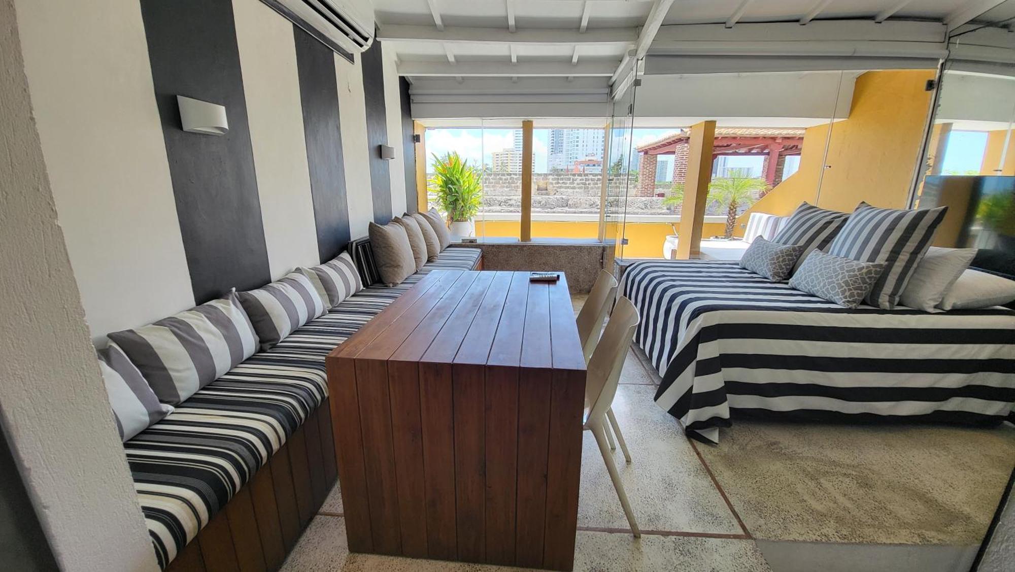 Apartamento Duplex Vista Al Mar Y Murallas Nuevo En La Ciudad Amurallada Apartment *