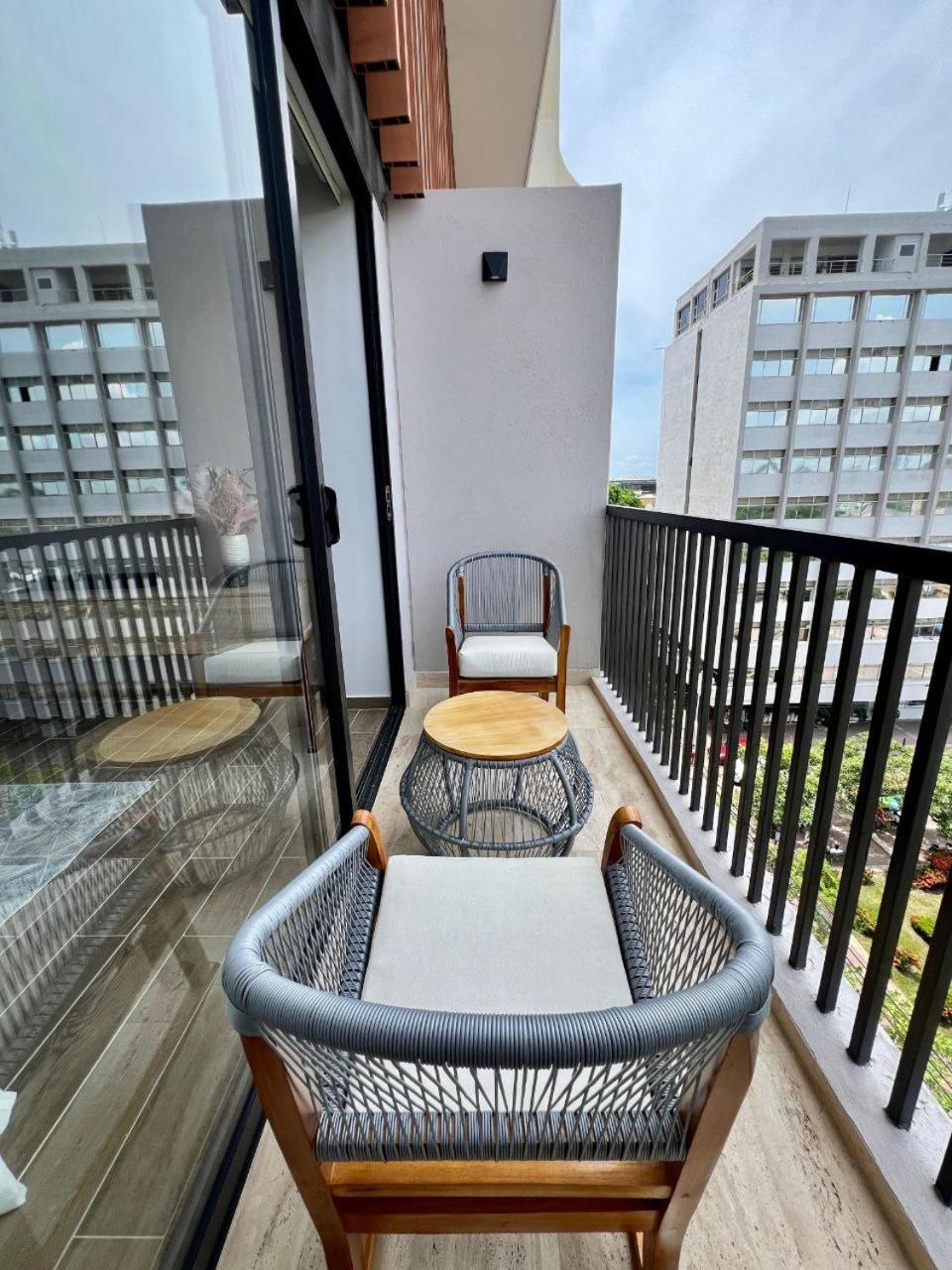 Beautiful! Brand New Old Town Apartment *