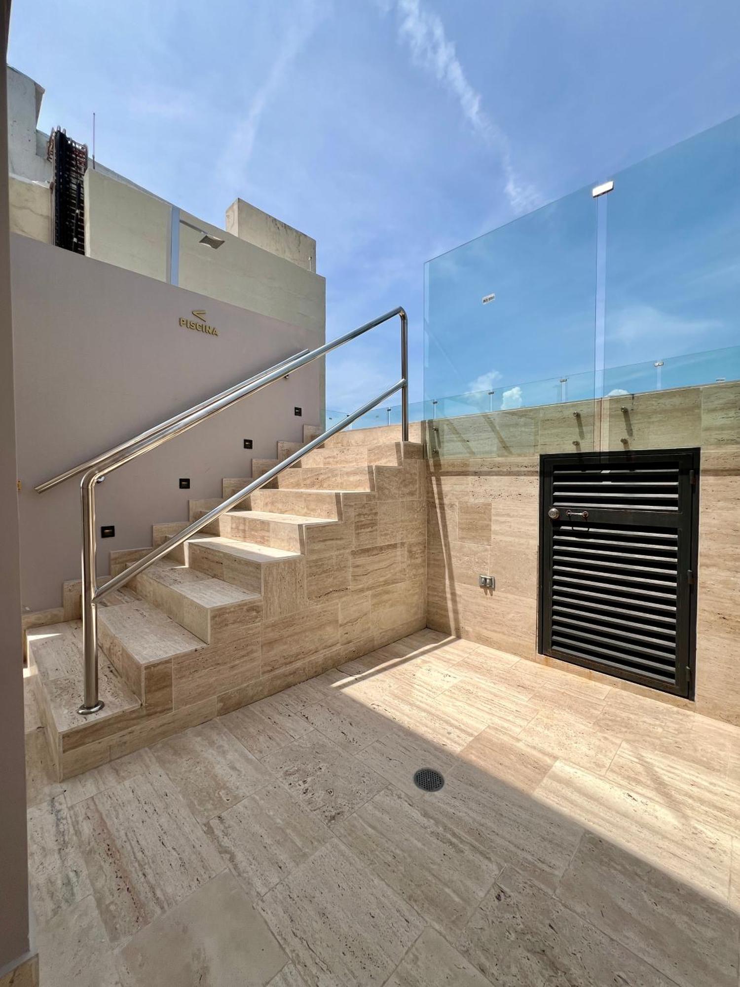 Beautiful! Brand New Old Town Apartment