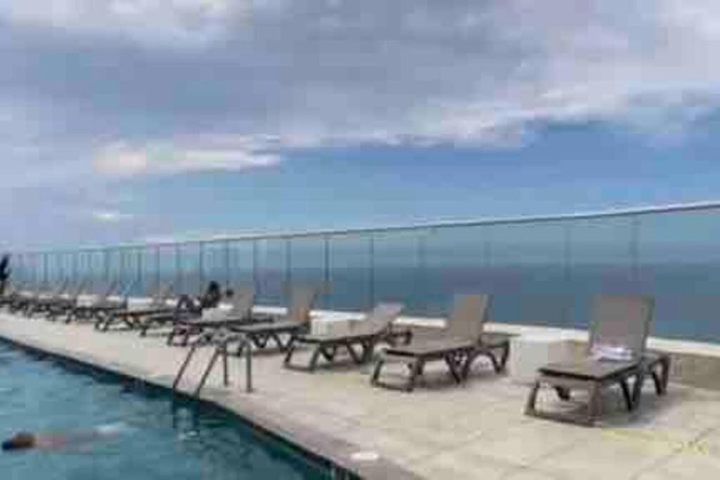 Phenomenal 2 Bedroom With Oceanview Balcony! Apartment *