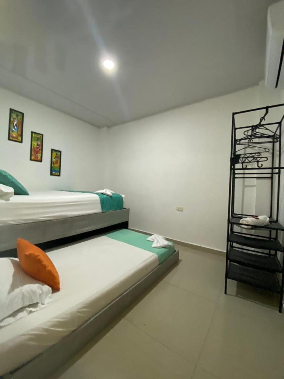 Pensión Shekinah House *