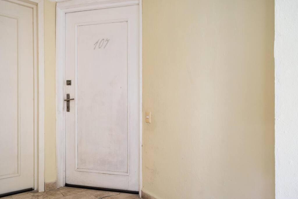 Location & Comfort In The Walled Apartment