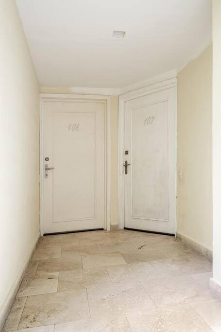 Location & Comfort In The Walled Apartment *