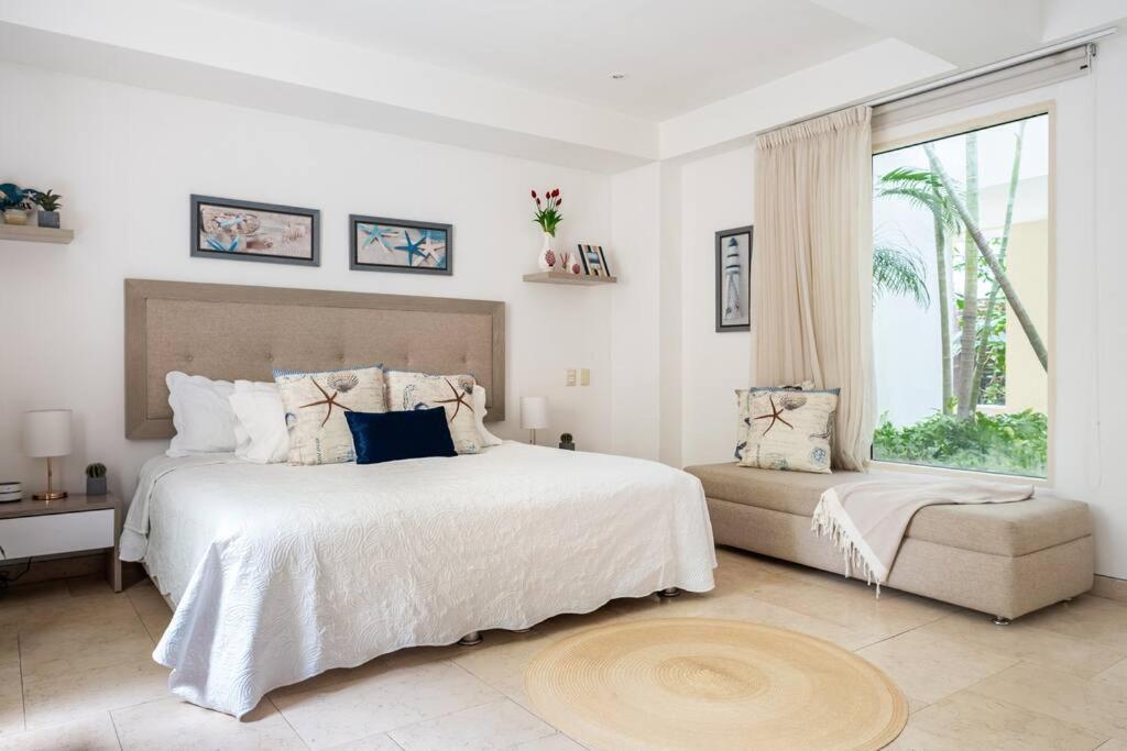 Location & Comfort In The Walled Apartment *