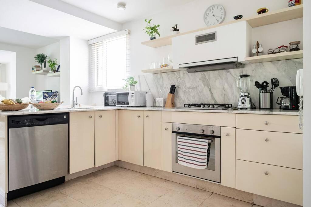Location & Comfort In The Walled Apartment *